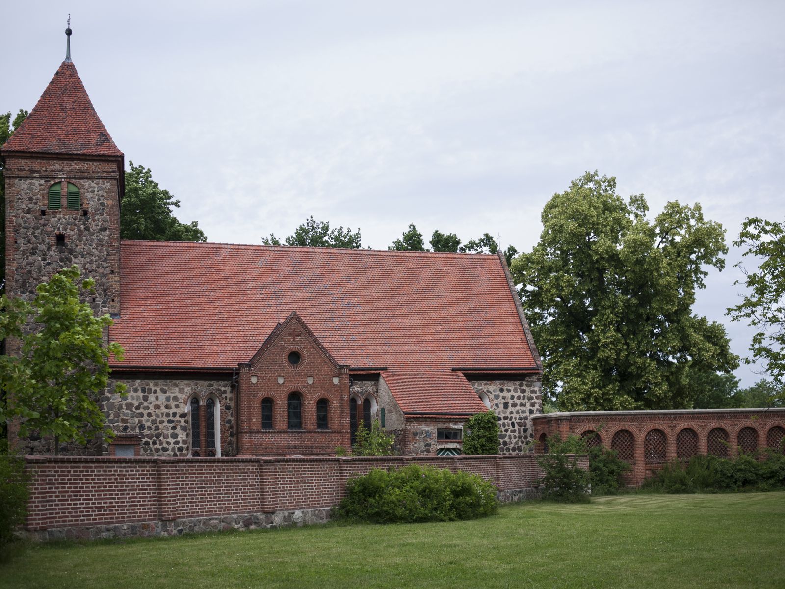Radensleben-Kirche mit Campos Santo